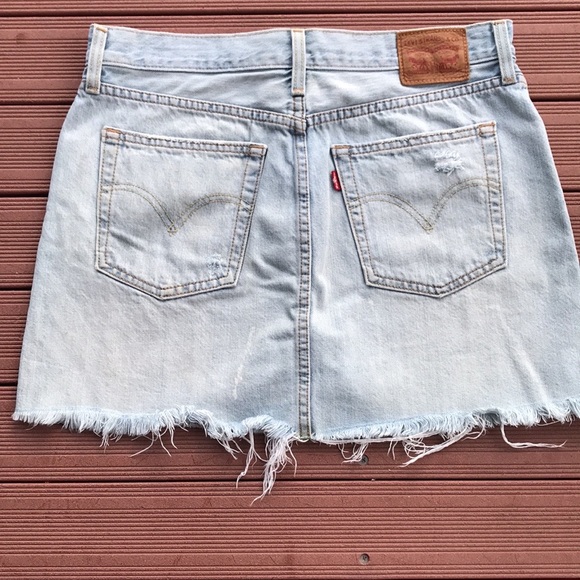 Levi’s Distressed Mini Denim Skirt Size 30 Levi Strauss Light Wash - Picture 5 of 11